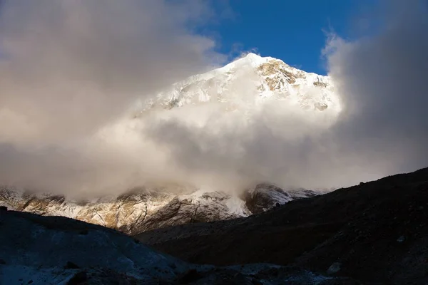 Góra Makalu z chmurami, widok wieczorowy, Nepal Himalayas — Zdjęcie stockowe