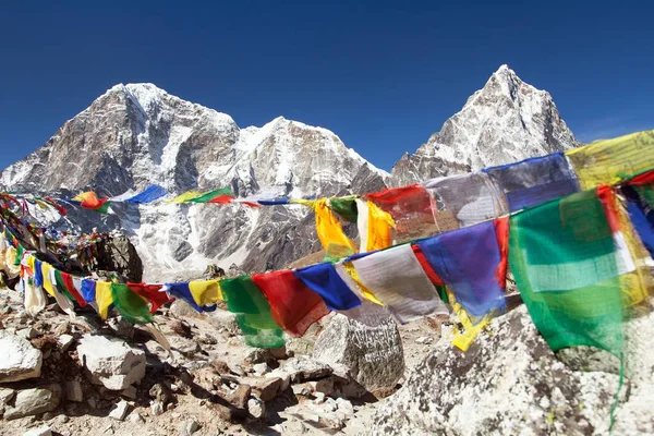 Bön flaggor-Nepal Himalayas berg buddhism — Stockfoto