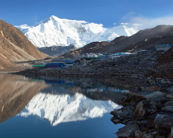 Mount Cho Oyu tükrözés Gokyo tó látképe — Stock Fotó