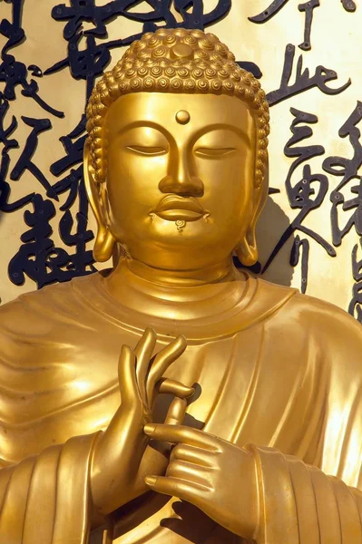 Statue of Buddha on World peace stupa near Pokhara, Nepal — Stock Photo, Image