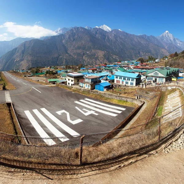 Aldeia de Lukla e aeroporto de Lukla, vale de Khumbu, Nepal — Fotografia de Stock