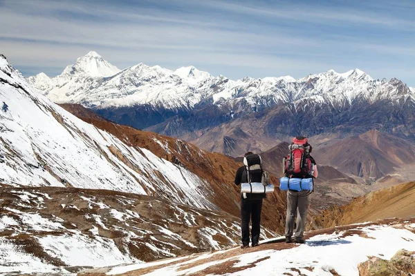 Blick auf den Berg Dhaulagiri mit zwei Touristen — Stockfoto