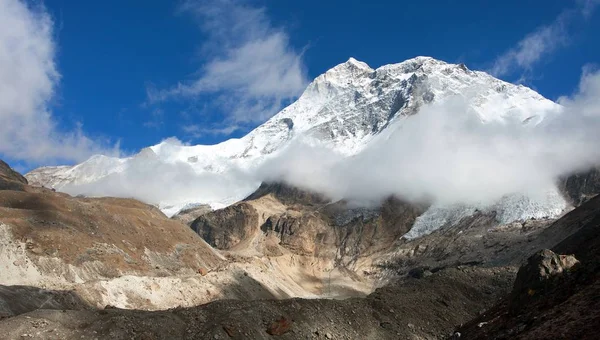 Mount Makalu med moln, kvällsutsikt, Nepal Himalaya — Stockfoto