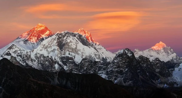 Kvälls solnedgång utsikt över Mount Everest, Lhotse och Makalu — Stockfoto