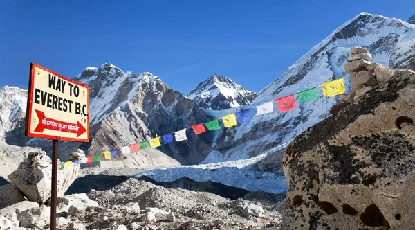 Путь к горе Эверест до н.э., ледник Кхумбу, Гималаи — стоковое фото