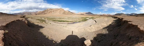 Montagnes du Pamir au Tadjikistan, vallée fluviale, panorama — Photo