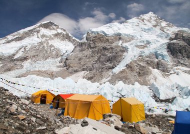 Everest Dağı ana kampı, çadırlar, Khumbu buzulu