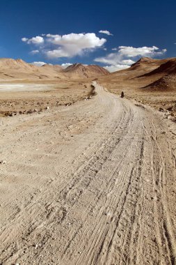 Pamir karayolu veya Pamirskij trakt bisikletçi, Tacikistan ile