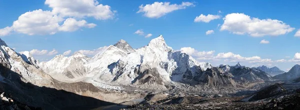 Гора Еверест і Кхумбу льодовик з Кала Паттар — стокове фото