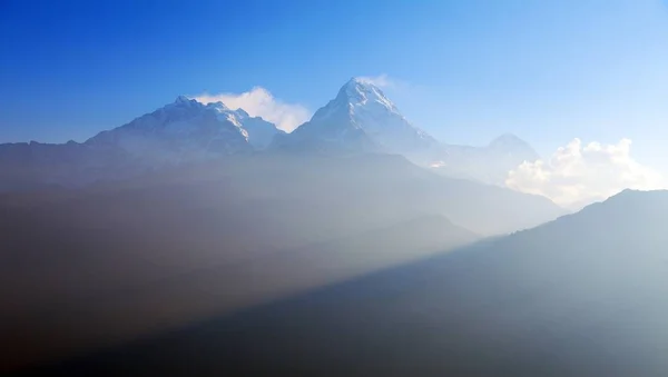 Mavi ufuk Annapurna 1 ben ve Annapurna Güney — Stok fotoğraf