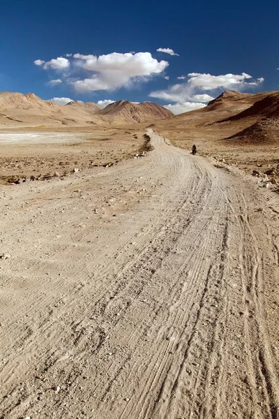 Pamir highway oder pamirskij trakt mit biker, tadschikistan — Stockfoto