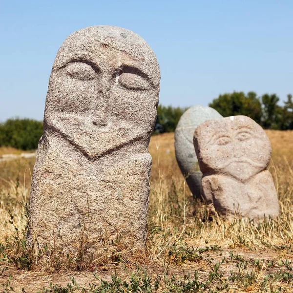 Burana Kulesi yakınlarındaki tarihi taş heykel heykeli — Stok fotoğraf