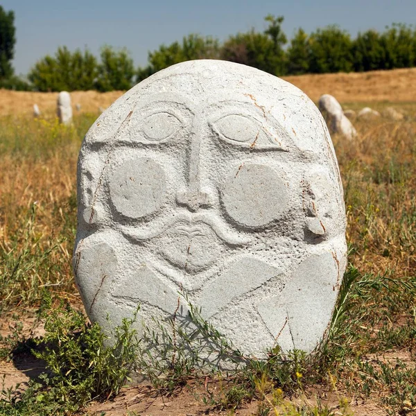 Burana Kulesi yakınlarındaki tarihi taş heykel heykeli — Stok fotoğraf