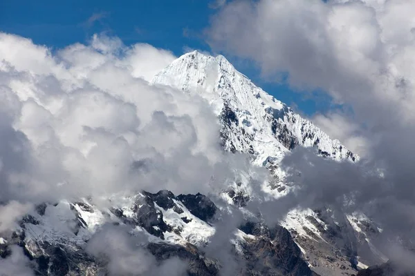 Góra Salkantay w środku chmur — Zdjęcie stockowe