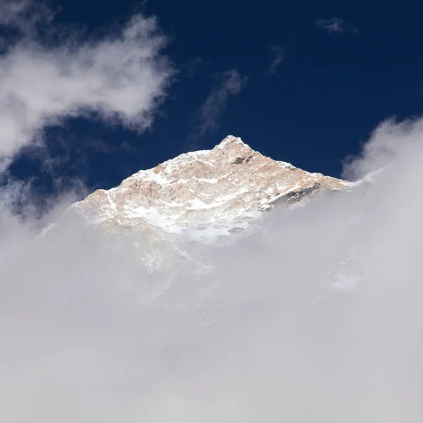 雲の多いマカル山、ネパールヒマラヤ山脈 — ストック写真