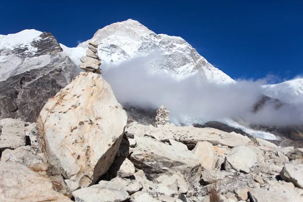 Mount Makalu with stone pyramid, Nepal Himalayas — Stock Photo, Image