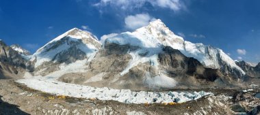 Panoramik dağ herhangi bir zamanda kamp