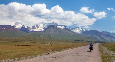 Bisikletçi ile Pamir karayolu veya pamirskij trakt