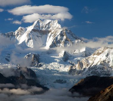 Gyachung Kang 7952m Cho Oyu yakınlarındaki bulutlar içinde