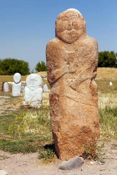 Historiska sten staty skulptur nära Burana Tower — Stockfoto