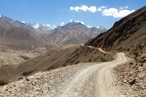 Tacikistan'da asfaltsız yol, Wakhan vadisi, Pamir — Stok fotoğraf