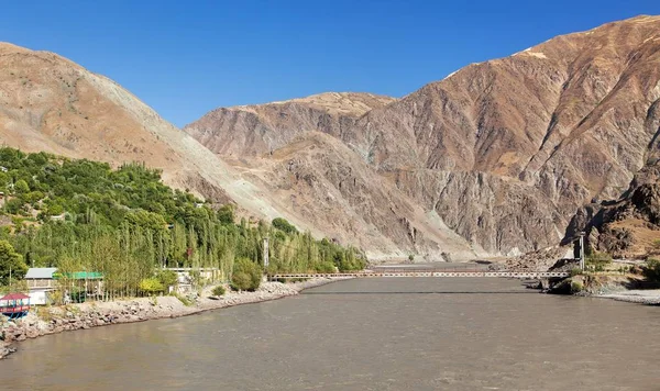 De rivier de Panj en het Pamir gebergte. — Stockfoto