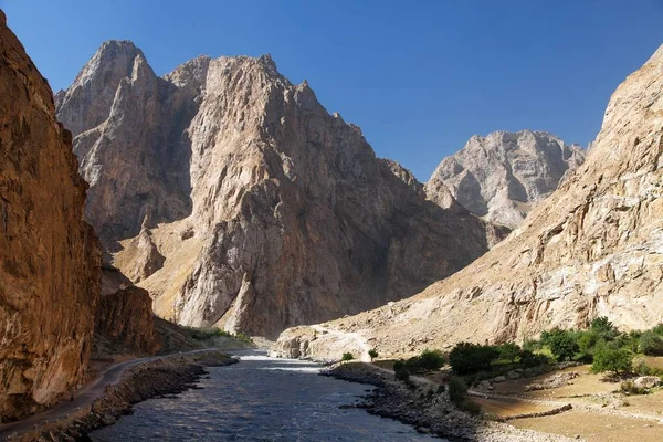 Route de Pamir Rivière Panj et montagnes de Pamir — Photo