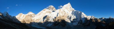 Everest Dağı akşam gün batımı panoramik görünümü