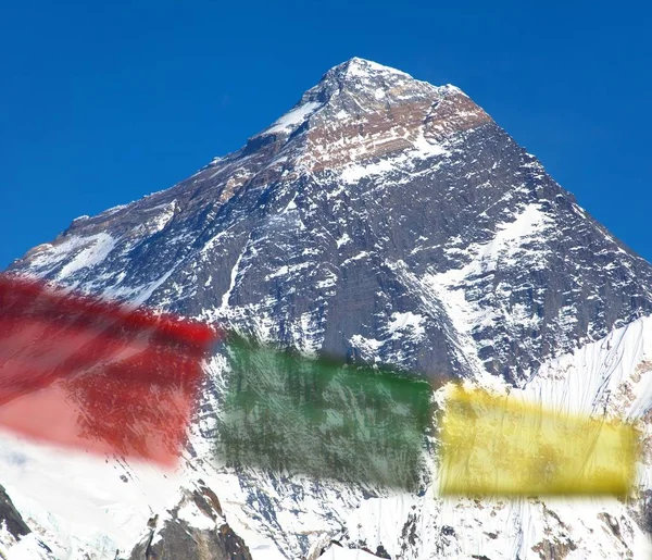 Гора Еверест з буддійських молитовні прапори з Ла Renjo — стокове фото