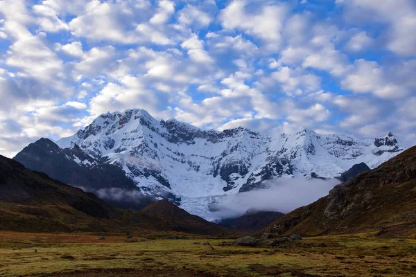Аусангате, горный ландшафт Анд в Перу — стоковое фото