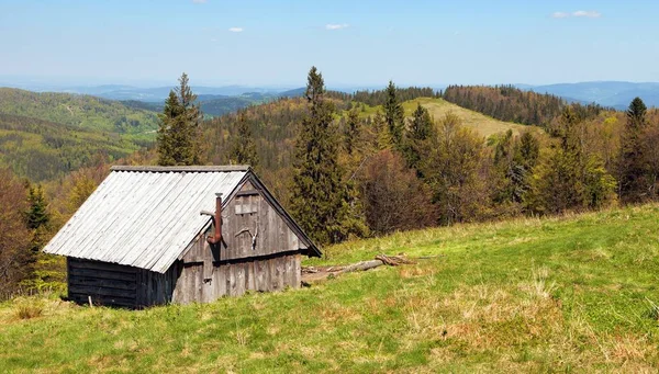 Chata herdsmans w Karpatach, Polska Baskids — Zdjęcie stockowe