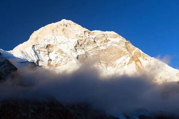 Mount Makalu with clouds, Nepal Himalayas mountains — Stock Photo, Image