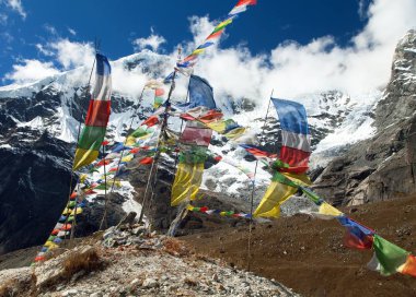 Budist dua bayrakları ve Peak 7 Vii, Nepal Himalayaları