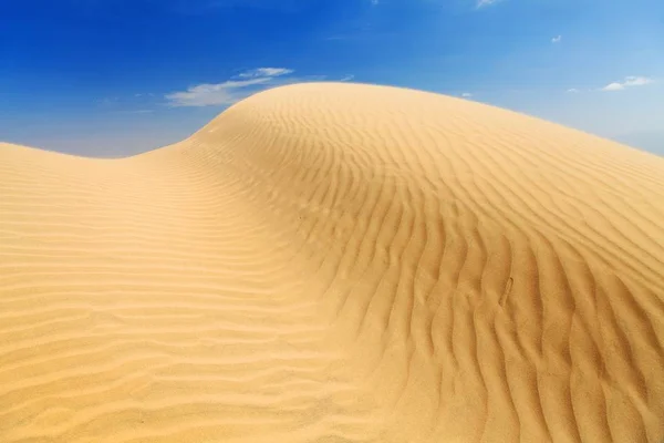 Dunas de arena desértica, olas de arena en la duna de arena Cerro Blanco — Foto de Stock