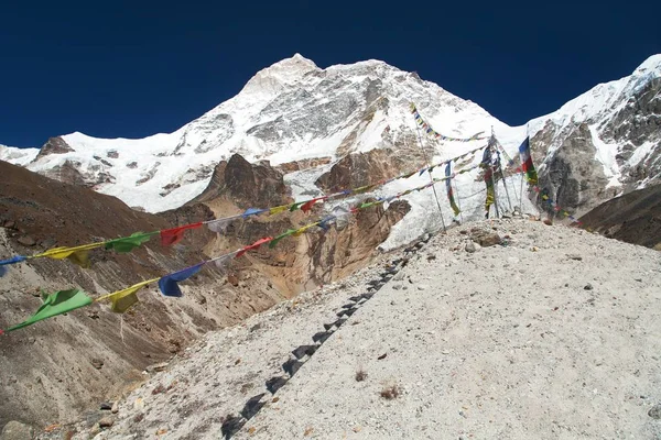 Monte Makalu e bandeiras de oração budistas, Nepal Himalaia — Fotografia de Stock