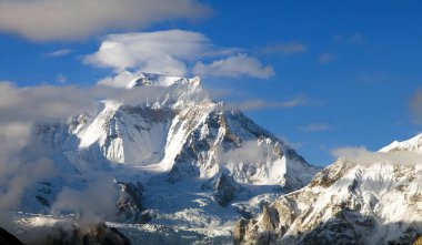 Gyachung Kang 7952m Cho Oyu yakınlarındaki bulutlar içinde