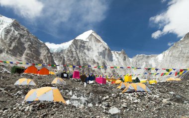 Everest Dağı'nın temel kamp, çadır ve dua bayrakları
