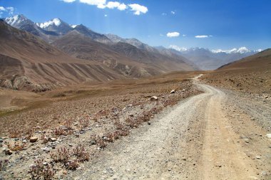 Tacikistan'da asfaltsız yol, Wakhan vadisi, Pamir