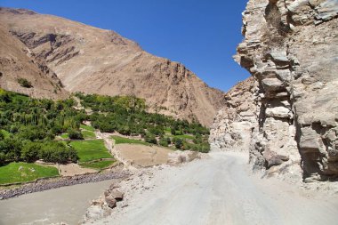 Pamir karayolu Panj nehri ve Pamir dağları