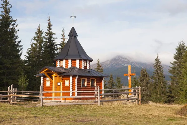 Pequeña iglesia de madera en Ucrania montañas de los Cárpatos — Foto de Stock