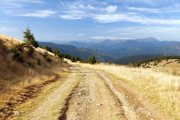 Hoverla nebo Guverla a nezpevněná silnice, — Stock fotografie