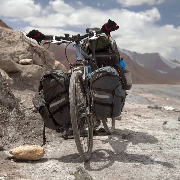 Rower w Ak-Baytal pass, jazda na rowerze długodystansowym — Zdjęcie stockowe