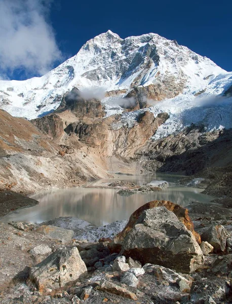 Monte Makalu e lago glacial, Nepal Himalaia montanhas — Fotografia de Stock