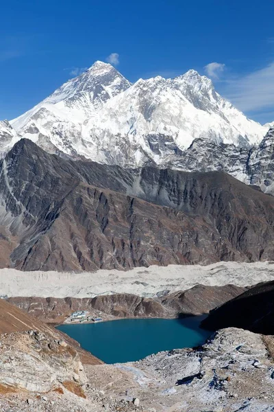 Az Everest, a Lhotse, a Ngozumba gleccser és a Gokyo-tó látképe — Stock Fotó