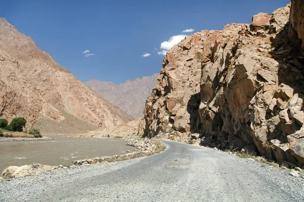 Estrada Pamir Rio Panj e montanhas Pamir — Fotografia de Stock