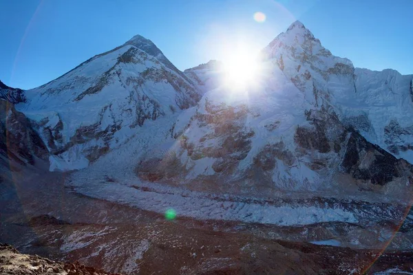 早晨的太阳上面登上珠穆朗玛峰、 洛子峰和努 — 图库照片
