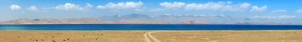 Lago di Karakul e catena del Pamir in Tagikistan — Foto Stock