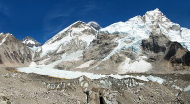Everest Dağı ana kampı ve Khumbu Buzulu