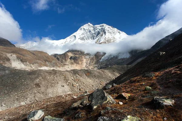 Mount Makalu with clouds, Nepal Himalayas mountains — Stock Photo, Image