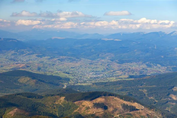 Panoraamanäkymät Ukrainaan Karpaattien vuorille — kuvapankkivalokuva